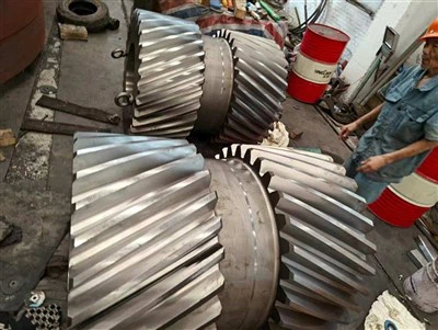 Grandes engrenagens industriais personalizadas: helicoidal, anel, roda e eixo